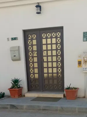 أبواب هاديت مزودة بزجاج داخلي معروض بسعر أقل