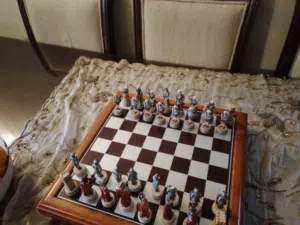 طاولة شطرنج فخمة للبيع  طاولة شطرنج مميزة بقطع ثقيلة ومزخرفة (ستايل تاريخي/روماني) مناسبة للديكور