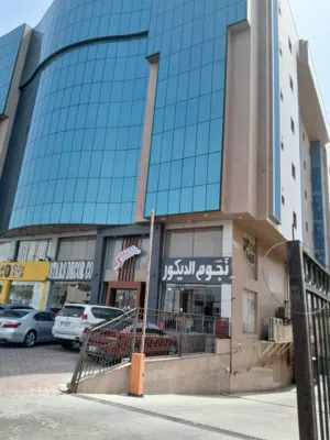ggتقبيل معرض تجاري فاخر على شارع جاري رئيسي