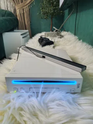 جهاز ننتيندو wii الجهاز وكالة معو كل قطعة ما عد ايد التحكم الجهاز غير معدل وكل اغراضة اصليه