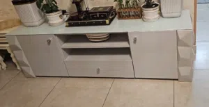 للبيع مستعمل نظيف غرفة طعام طاوله مع 6 كراسي نظيفه وطاولة تلفزيون مع طاولة وسط