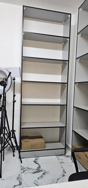 خزائن ارفف ارتفاع 2.4م بحالة ممتازة