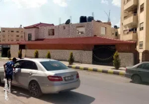 عماره للبيع في الزرقاء الجديده دوار الطوباسي مكونه من ثلاثه طوابق ومخزنين وبدخل شهري يصل ل 700 دينار