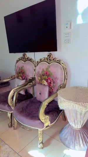 طقم كنب نظيف مرة خالي العيوب باللون الموف والزهري كبير ومرة جميل