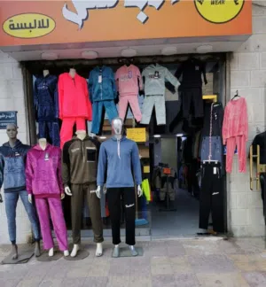محل البسة للبيع بسعر مغري ومستعجل