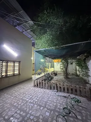 دار تجاري للايجار في منطقة حي صنعاء مقابل مول  شنشل بمساحة 300 متر