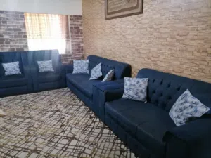 كنب 7 مقاعد للبيع مستعمل بحالة ممتازة مع مكتبين