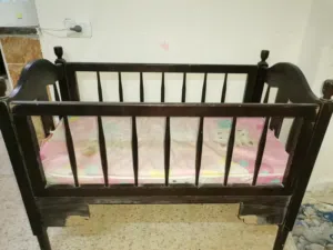 سرير اطفال للبيع بسعر مناسب