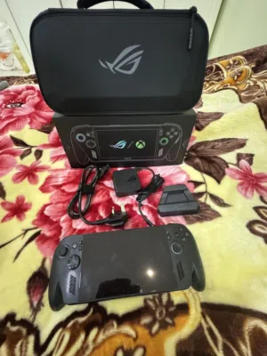 للبيع جهاز العاب محمول ROG AIIY X مستخدم شهرين فقط شبه جديد