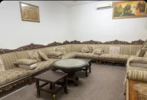 السلام عليكم ورحمة الله وبركاته، للبيع مجلس كنب متكامل بتصميم كلاسيكي مميز مع ملحقاته، بحالة جيدة