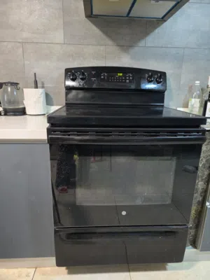 General Electric (GE) Electrical Cooking Range • 4 Burners And Oven
