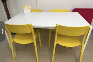 طاولة  طعام ايكيا مع اربع كراسي