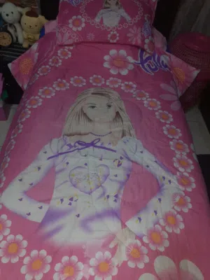 لحاف بناتي فله لون زهري مفرد بحال الجديد