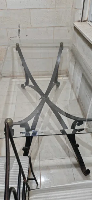 طاولة سفرة قاعدة حديد واجه زجاج مع خمس كراسي حديد