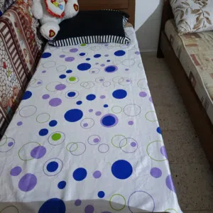 ثلاث تخوت خشب بحاله الوكاله مع كومدينا بس 50دينار