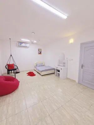 غرفة واسعة راقيه مفروشه للموظفات فقط ( للبنات) في بوشر بالقرب من الخدمات / مع رمز الدخول