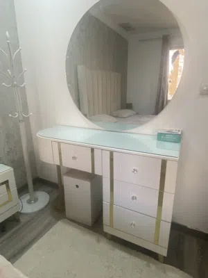 تسريحة مع المرايا و الكرسي
