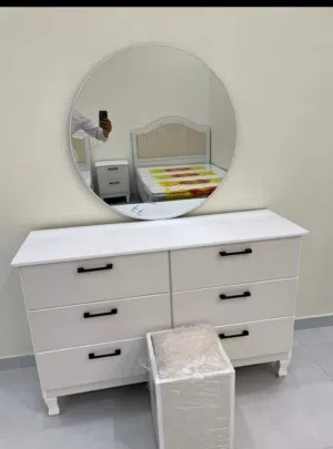 تسريحة حديثة مع مرآة دائرية وأدراج كبيرة – خامات متينة وتشطيب ممتاز