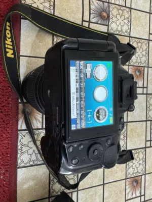 كامرات نيكون 5100 و5200 للبيع مع شاحنه و3 بطاريات مع عدسات 70300 و 140