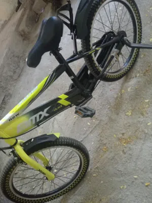 بسكليت BMX الي شاري قبل اسبوع ب 65دينار بس اصغير علي الولد بدي ابيعه 50