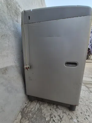 غسالة ملابس مستعمله للبيع LG فيها مشكلة