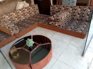 طقم فراش عربي وطاولات تفصيل سفنج سكني بحاله جيده جدا