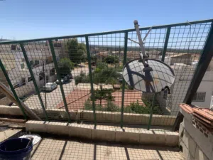 زينكو للبيع + شبك حديد ثقيل عدد 2 +باب ثقيل