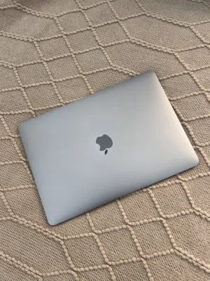 MacBook Pro M2 – شاشة 13 إنش – 2022 عمان ، ام قصير