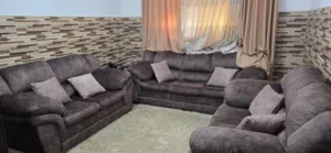 للبيع طقم كنب كامل مع توابعه + جلسة عربية + غاز بحالة ممتازة ونظيفة جداً، استخدام خفيف.