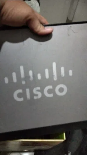 هذا الجهاز هو روتر/موجه شبكات (Router) من إنتاج شركة سيسكو أيضاً، والموديل الظاهر في
