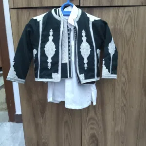 زبون أطفال مش ملبوس هلبا مرتين أو ثلاتة ، يلبس سنتان