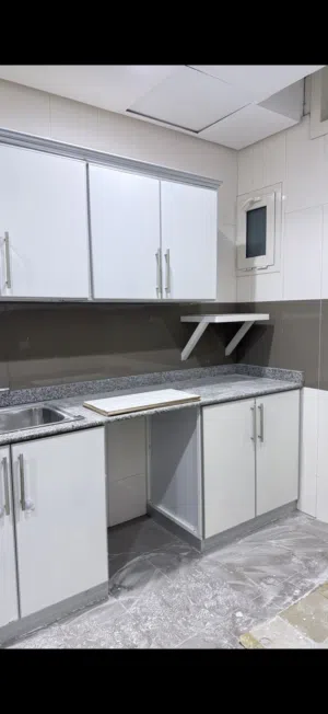 مطبخ ابيض فوق رخام استعمال خفيف