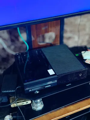 السلام عليكم  اكس بوكس وان فات كامل الملحقات الأصلية جوستك وحدة و حساب جيم باس GAME PASS PREMIUM