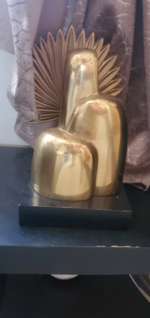 هذه القطعة الفنية هي مجسم برونزي مدرج تحت الفن التكعيبي والحيوي (Biomorphic Cubist) يحمل اسم "L'Ocel