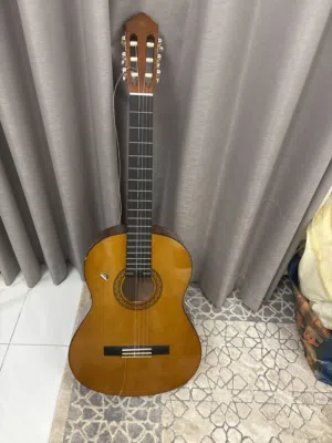 جيتار استخدام سنه حاله جيده بس يحتاج تبديل اوتار