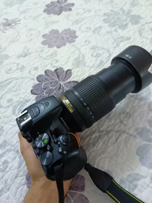 كامرة nikon d5500 نظيفة شبه جديدة مع كامل الملحقات بعدسة 18-140