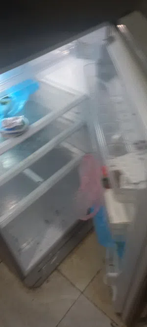 ثلاجه انت  ثلاجة شارب حالة جيدة جدا