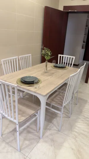 طاولة طعام مع ست كراسي لون بيج وابيض