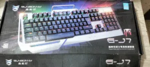 كيبورد مستعمل  نظافة: جداً نظيف واستخدام قليل  يرهم على بلي 4 أو pc  السعر: 20 آلاف وبيه مجال
