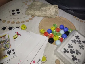 لعبة العصا والجاكارو باستخدام الرخام والبطاقات. جکارو جكارو jakaro