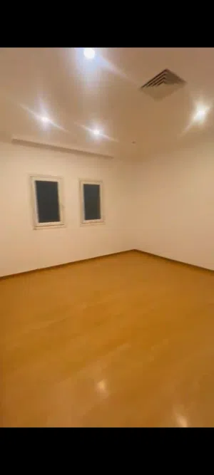 للإيجار شقة في قرطبه ق2 ثلاث غرف نوم و حمام  و غرفة خادمه و حمامها و غرفة غسيل و مخزن  مطبخ جديد و ص