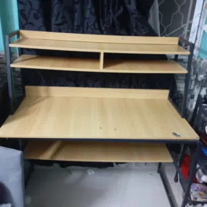 مكتب دراسه /كمبيوتر بحاله ممتازه