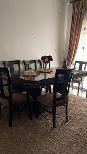 طاوله سفره مكونه من 8 كراسي مع لوح قزاز بحاله ممتازه