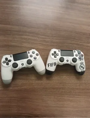 يدين PS4 للبيع وحدة بيضاء سادة + وحدة FIFA ريال مدريد نظاف وشغالات فل