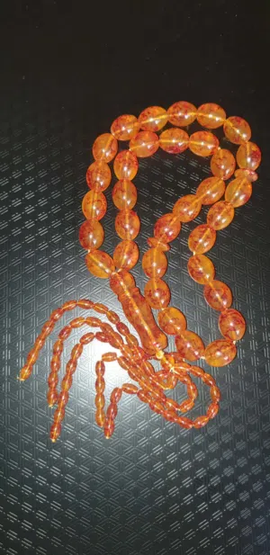 مسبحة فاخرة بلون عسلي ناري مميز.