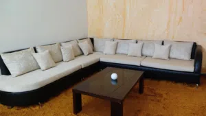 صالون حرف L مع طاولة