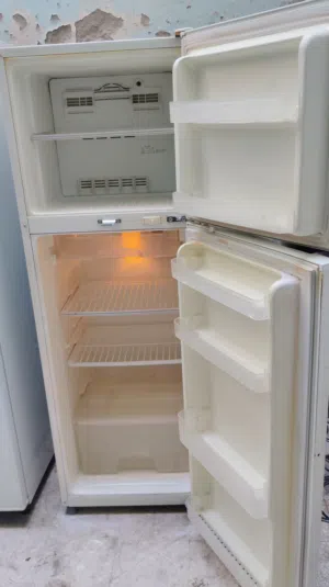 نبيع ثلاجه حجم متوسط بحاله ممتازه استخدام ثلاجه دايو 14 قدم حجم متوسط تبريد وتجميد قوي مع التوصيل وا