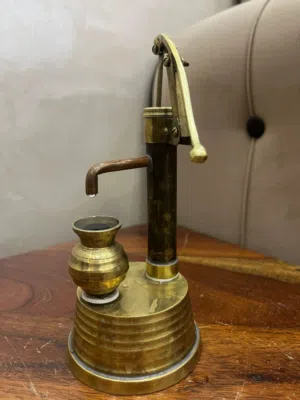 مضخة ماء نحاس انتيكا شغالة تمام ارتفاع 18 سم