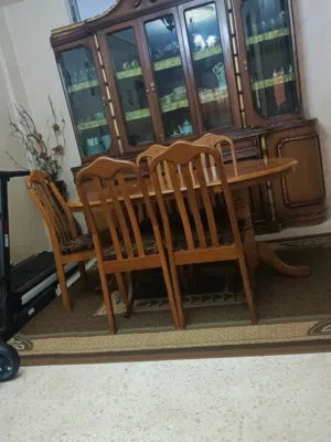 طاولة سفرة مع خمس كراسي