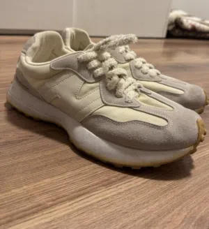 حذاء New Balance 327 نيو بلانس 327 بيج مريح سهل الارتداء مرتفع عن الارض